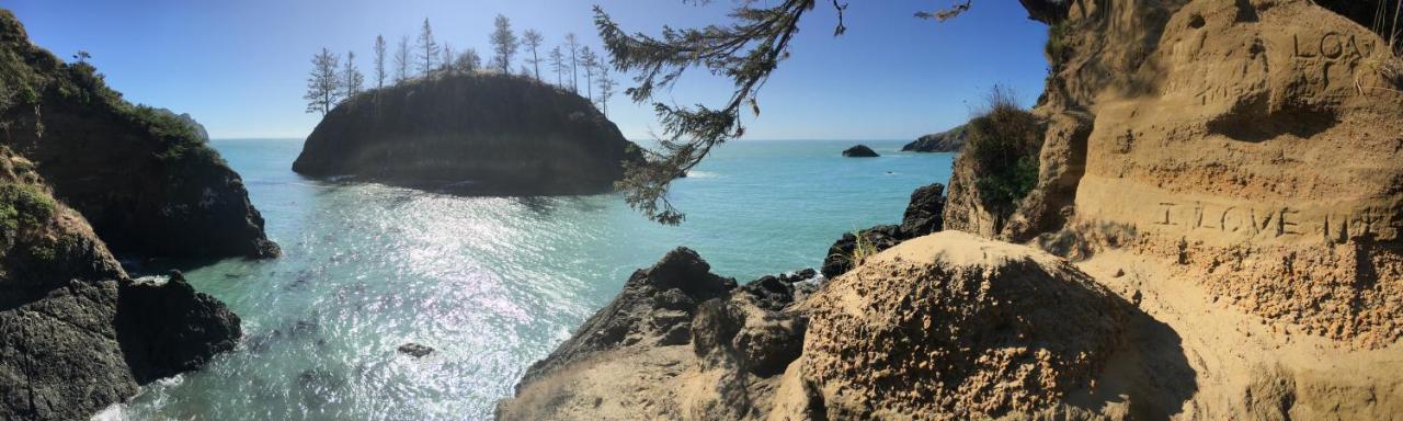 Glamping In The Redwoods With A Hot Tub! Hotel Garberville Bagian luar foto