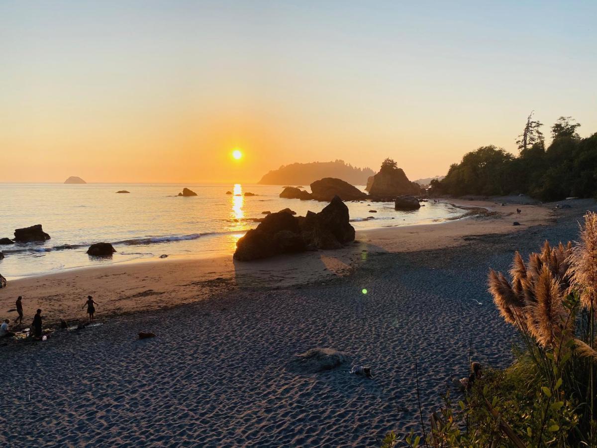 Glamping In The Redwoods With A Hot Tub! Hotel Garberville Bagian luar foto